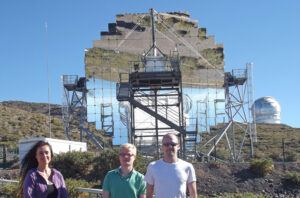 Sicherheit..... Javier mit Dijana und Till vorm MAGIC 2-Teleskop. Foto: La Palma 24