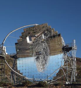 MAGIC 1 spiegelt sich im MAGIC 2 - und mehr als das: die beiden Teleskope arbeiten eng zusammen. Foto: La Palma 24