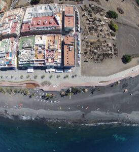 Puerto Naos aus der Luft: südich des Badeortes ist noch viel Land, das bisher nur zum Bananenanbau genutzt wird. Foto: La Palma 24