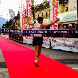 Laufbegeisterung wie bei der TransVulcania auch in Italien: Konfetti für Weltmeister Kilian Jornet nach dem Limone-Rennen am Gardasee. Foto: gepostet von Kilian auf Facebook
