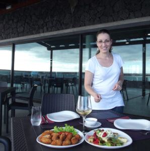 Schlichte Eleganz, freundlicher Service und leckere Sachen: Yelimar serviert Thunfisch-Kroketten und Salat "Jardin de la Sal". Foto: La Palma 24