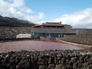 Integration ins Naturschutzgebiet: Mit seiner Steinfassade fügt sich der Salzgarten harmonisch in die Landschaft ein. Foto: La Palma 24