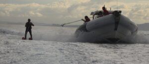 Überfahrt nach Alicante: Das Team auf dem Boot reicht Ricardo mit einer Stange Bananen und Wasser. Foto: Organisation