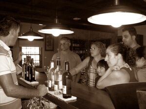 Kleine Vino-Probe an der Bar: gehört zu einem Besuch im Weinmuseum Las Manchas. Foto: La Palma 24