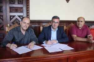 Zusammenarbeit beschlossen: Santa Cruz-Bürgermeister Sergio Matos (Mitte) und Vertreter des Vereins