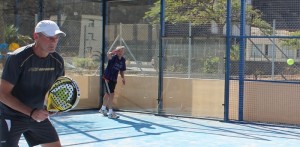 Friseur Peter (links) mit Teampartner Volker: wäscht nicht nur seinen Kunden, sondern auch den Padel-Gegnern den Kopf. Foto: La Palma 24