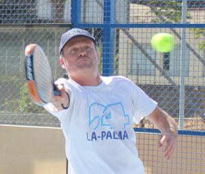 Guggt nicht immer so ernst wie beim Spiel: Miki hilft Padel-Fans auf deutsch beim Reservieren. Telefon: 626.84.22.22. Foto La Palma 24