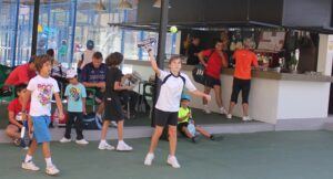 Spielen sich warm und zielen auch gerne auf Fotografen: Kids-Padel vor der Bar von Miguel. Foto: La Palma 24