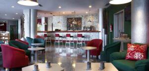 Das Sol wird Schritt für Schritt moderner: hier die Lounge der noch jungen Platinum-Bar. Foto: Sol La Palma