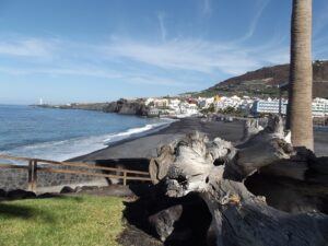 Blick nach Puerto Naos vom Sol aus: mehr Flieger im Sommer brauchen auch die Gastronomen des Badeortes. Foto: La Palma 24