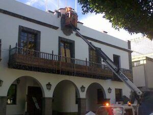 Rathaus Los Llanos: Gemeindewappen aus der Franko-Zeit wird demontiert. Foto: J. Barreto