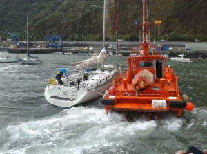 Rettungsaktion am vergangenen Dienstag: Yacht war nicht nur havariert, sondern auch mit Kokain beladen. Foto: Seenotrettung