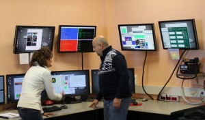 Gloria und Giovanni im Kontrollzentrum des TNG: Die Schicht der Nachtarbeiter beginnt gegen Abend. Foto: La Palma 24