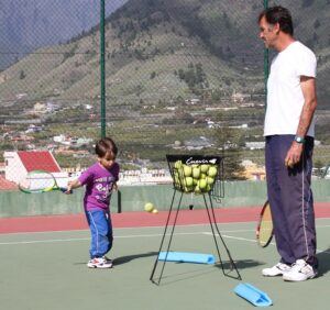 Früh übt sich: Jean Marc trainiert vom Anfänger über Fortgeschrittene bis zum Profi alle, die Spaß am Tennis haben. Foto: La Palma 24