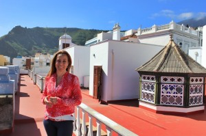 Marta en su terraza encima de los techos de Santa Cruz: 