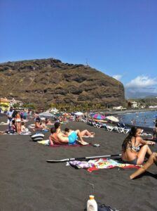 Strand von Tazacorte: im vorderen Teil bleiben die Badebekleideten, im südlichen Teil Richtung Hafen wird ein Nackedei-Bereich eingerichtet. Foto: La Palma 24