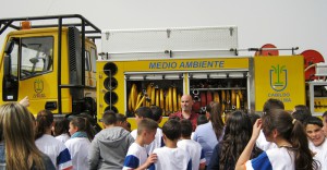 Vorbeugen und informieren: Ein Mitarbeiter des Umweltbereiches der Inselregierung erklärt Schülern einen Spritzenwagen und Brandbekämpfung. Foto: Medio Ambiente