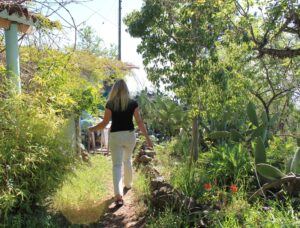 Alke in ihrem Schaffenparadies: Wandern von Werkstättchen zu Werkstättchen.