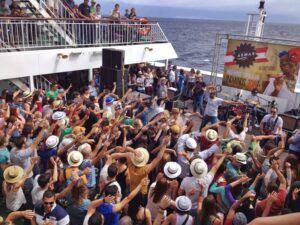 Die Armas-Schiffe verbinden La Palma mit den anderen Kanareninseln: hier die big Party an Board zum Día de Los Indianos. Foto: Armas