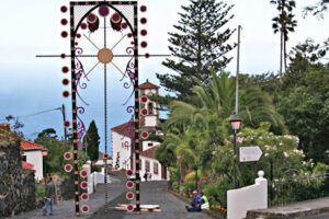 Corpus Christ in Mazo: blumenschmuck oberhalb der Kirche San Blas und im ganzen Ort. Foto: La Palma 24