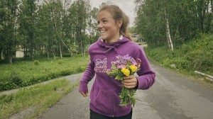 Emilie Forsberg schied wegen eines Sturzes aus: trotzdem freut sie sich für alle Finisher und gratuliert auf Facebook. 