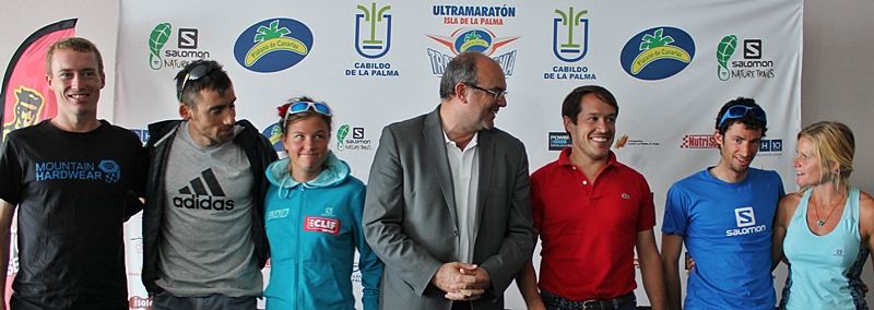 Inselpräsident Anselmo Pestana (im Anzug) und Sportrat Mariano Hernández präsentierten heute die Favoriten der Transvulcania 2014 im Hotel Taburiente in Los Cancajos: gute Stimmung und Vorfreude auf das Ultra-Skyrace. Foto: La Palma 24