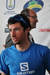 Topp-Favorit Kilian Jornetschwärmte bei der Pressekonferenz vom "spektakulären Trail": Inselpräsident Anselmo Pestana (hinten) freute sich über das Kompliment. Foto: La Palma 24