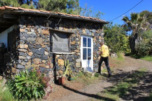 Mannis Werkstatt für Palmapur-Licores: alles vorschriftsmäßig und hygienisch in einem Pajero neben dem Haupthaus. Foto: La Palma 24