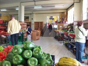 Jeden Samstag und Sonntag öffnet die Markthalle in Mazo: im vorderen Bereich gibt es Leckeres - im hinteren Bereich präsentieren Kunsthandwerker ihre Schätze. Foto: La Palma 24