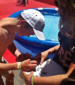 Trailrunning hat immer mehr Fans: Philipp muss nach der Transvulcania 2013 laufend Autogramme geben. Foto: La Palma 24