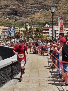 Senkrechtstarter aus Alemania: Stephan Hugenschmidt lief ganz cool auf Platz 5. Die Zuschauer - hier bei Stephans Lauf durch Tazacorte - guckten und fragten sich: "Ja, wer ist denn dieser Bub, der beim Ultra ganz vorn mitrennt?" Foto: La Palma 24