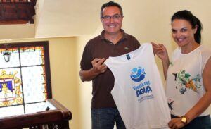 Susa präsentiert das neue Logo fürs Wasserfest: Geschäftsleute können es gratis für Werbezwecke nutzen. Foto: Stadt Los Llanos