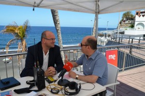 Interview am Strand von Puerto Naos: La Palma im Radio Nacional. Foto: Cabildo