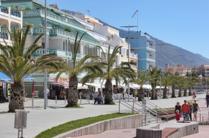 Strandpromenade von Puerto Naos: Große Fernseher in den Bars laden zum Public Viewing ein. Foto: La Palma 24