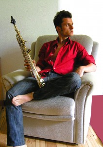 Überleben in Berlin mit Malen allein ist schwer: Rubén nutzte seine Saxophon-Ausbildung und arbeitet nun als Kunst- und Musiklehrer.
