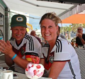 WM-Viertelfinale in Puerto Naos: Das 1:0 der deutschen Nationalelf gegen Frankreich war für Janine und Timo aus Herborn in Hessen die Krönung in den Flitterwochen auf La Palma. Ach ja: Janine feiert auch noch Geburtsgag