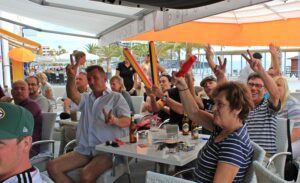 Viertelfinale Deutschland - Frankreich in Puerto Naos: Alles traf sich in der Beach Bar. Foto: La Palma 24
