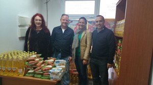 Lebensmittel für Los Llanos: Christina und Jesper von SOS La Palma mit Amparo und Luis Camacho, Sozialräte in Los Llanos.