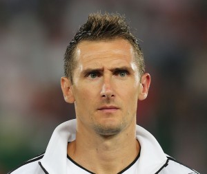 Miroslav Klose: Nach dem Halbfinal-Sieg von Deutschland gegen Brasilien bei der WM 2014 ist er mit insgesamt 16 Trefern auf der ewigen Liste der WM-Schützen auf Platz 1 und hat den bisherigen Stürmerstar Ronaldo überholt. Miroslav-Klose-Michael-Kranewitter-Wikipedia-CC-by-sa-3.0-at.jpg