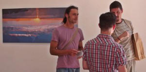Während der Ausstellung in der Sala O´Daly in Santa Cruz de La Palma: Rubén trifft Freunde. Foto: La Palma 24