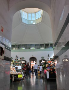 Die Markthalle an der Avenida de La Puente: tolles Ambiente und Leckeres aus der Region.