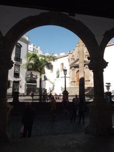 Blick vom Rathaus auf die Plaza de Espana: Santa Cruz de La Palma atmet überall Geschichte.