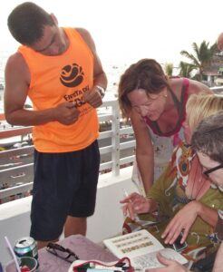 Steve Simpson-Fans bei der La Palma 24-Journal-Wasserparty: Alex, Gorri und Silke bewundern die Sketch-Books, und Steve erklärt.