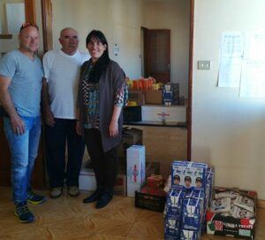 Hilfsgüter für Tazacorte: Juan vom Supermercado Nieves und Alejandra vom Ayuntamiento mit Jesper von SOS La Palma.