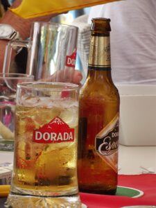 Die meisten Deutschen blieben ihrer Tradition treu: Bier bestimmte die Stimmung - in Puerto Naos allerdings mit Eiswürfeln, denn es ist Sommer!