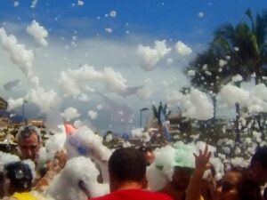 Wasser und Stimmung: alles schäumte über beim Wasserfest 2014 in Puerto Naos. Foto: Silke