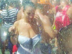 Nichts für Leute mit Angst vor Agua: Dauer-Duschen im Zentrum der Fiesta. Foto: Silke