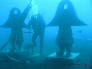 Vor der Küste von Santa Cruz de La Palma: Sieben Zwerge aus Beton wohnen schon im Unterwasserland. Foto: Stadt