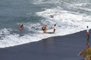 Nicht zu glauben: Manche versuchten sogar, mit dem Boot zu fahren - die Life-Guards mussten sie wieder rausziehen. Foto: Michael Kreikenbom