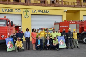 Nieves Rosa Arroyo: Die Umwelträtin von La Palma (Bildmitte im roten Kleid) und Vertreter der Brandbekämpfungstruppen auf La Palma. Foto: Cabildo